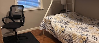 Charming 3-bedroom house in Mountain City beautiful big coy pond in backyard