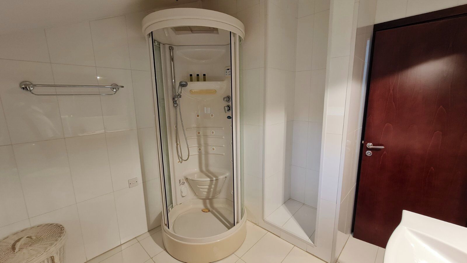 Douche, sèche-cheveux, bidet, serviettes fournies
