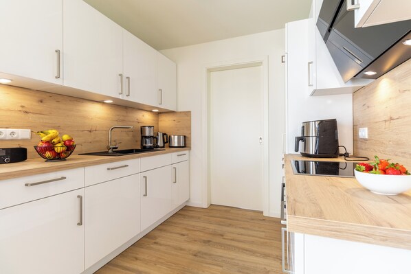 Køleskab, mikrobølgeovn, ovn, kogeplade