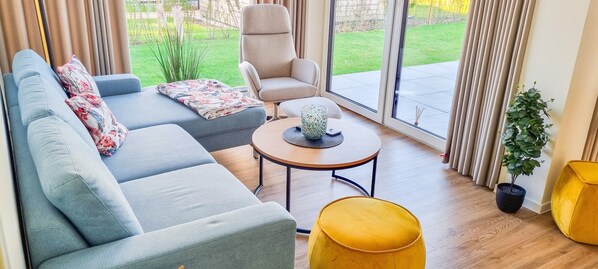 Télévision, livres, chaîne hi-fi