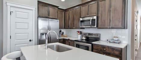 Refrigerador, microondas, horno y parrilla de estufa