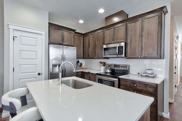 Refrigerador, microondas, horno y parrilla de estufa 