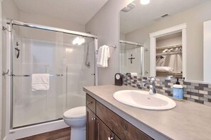 Shower, hair dryer, towels, shampoo - Adventure Awaits - Wine country oasis w Cozy deck (Carlton)