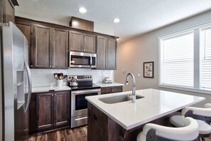 Frigorífico, microondas, horno y placa de cocina