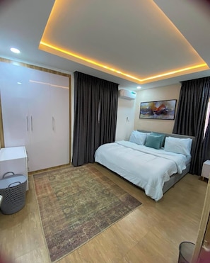 1 bedroom, desk, laptop workspace, blackout curtains - Amazon Luxury Apartment (Enugu)