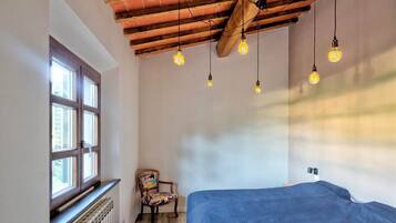 4 camere, una cassaforte in camera, una scrivania, ferro/asse da stiro