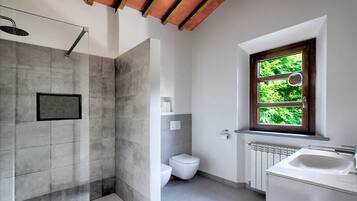 Doccia, asciugacapelli, bidet, asciugamani