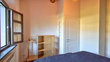 4 Schlafzimmer, Zimmersafe, Schreibtisch, Bügeleisen/Bügelbrett