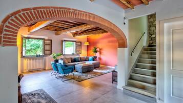 Smart-TV, Kamin, Videospiele, Bücher