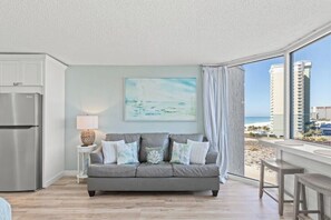 Smart TV, video games, ping pong - Beachfront Bliss with King: Free Chair Service! (Panama City Beach)