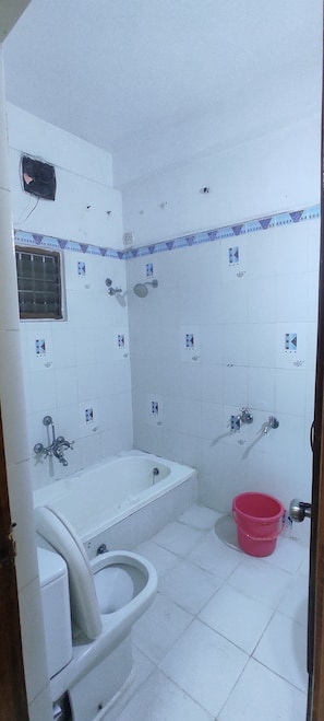 Deluxe Room, City View | Bathroom
