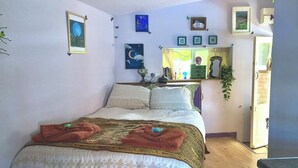 Ein Schlafzimmer mit einem Bett, einem Schminktisch und einem Fenster.