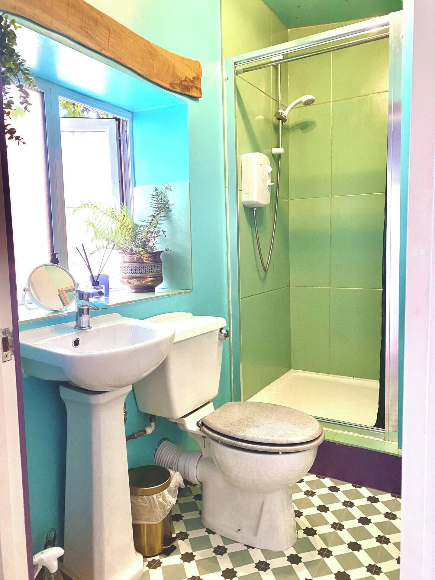 Dusj, hårføner, håndklær og såpe