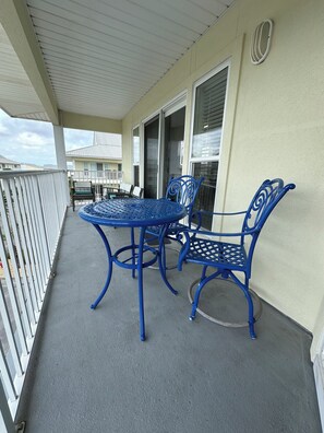 Outdoor dining - Navarre Beach 3/2 condo with stunning spring sunsets. (Navarre)