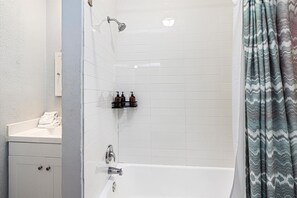 シャワー、ヘアドライヤー、タオル