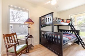 3 habitaciones, tabla de planchar con plancha y ropa de cama