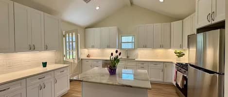 Refrigerador, microondas, horno y parrilla de estufa