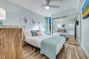 2 quartos, escrivaninha, ferros/tábuas de passar roupa