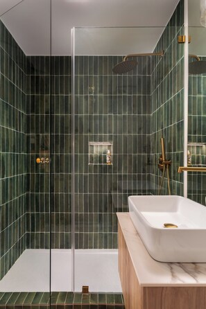 Apartamento Deluxe, cocina básica, vistas al río | Baño | Ducha, cabezal de ducha tipo lluvia, secador de pelo y toallas