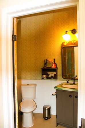 Douche, séchoir à cheveux, serviettes fournies, savon