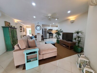 Charming 2-bedroom condo in fabulous Hastings area