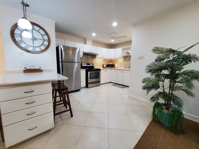 Charming 2-bedroom condo in fabulous Hastings area