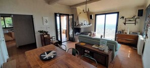 Télévision, livres, chaîne hi-fi