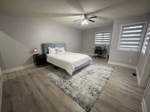 3 bedrooms, iron/ironing board, WiFi, bed sheets - Mississauga 3BR Modern Home (Mississauga)