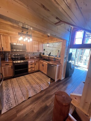 Fridge, microwave, oven, stovetop - Cabin in the TreeTops! 4 Level a-frame cabin, with 5 levels of decks (Lancaster)