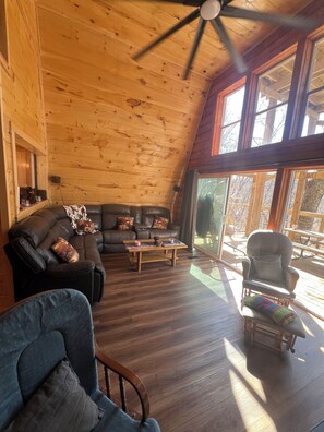 Smart TV, fireplace, books, video library - Cabin in the TreeTops! 4 Level a-frame cabin, with 5 levels of decks (Lancaster)