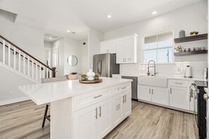 Frigorifero, microonde, forno, piano cottura