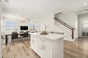 Dining - Bayfront 4BR Retreat in Pointe West with Hot Tub Sleeps 12 (Galveston)