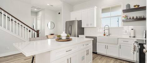 Een koelkast, een magnetron, een oven, een kookplaat