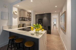 Køleskab, mikrobølgeovn, ovn, kogeplade