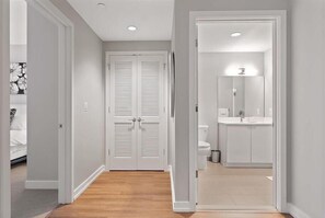 Shower, hair dryer, towels - Stay near Everything! Pristine 2BR w. Dog Park, Gym & Parking (Brookline)