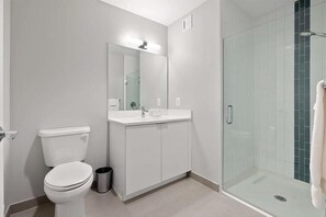 Regadera, secadora de cabello, toallas 