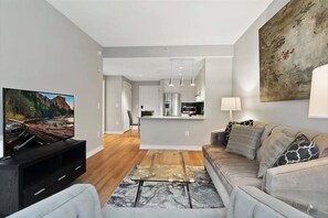 Smart TV - Stay near Everything! Pristine 2BR w. Dog Park, Gym & Parking (Brookline)