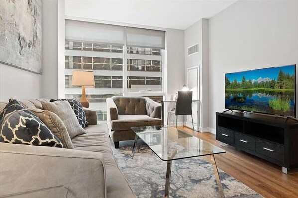 Smart TV - Stay near Everything! Pristine 2BR w. Dog Park, Gym & Parking (Brookline)
