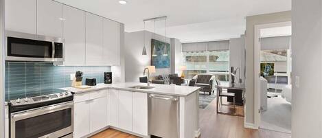 冷蔵庫、電子レンジ、オーブン、コンロ