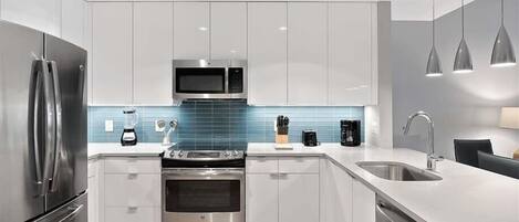 Køleskab, mikrobølgeovn, ovn, kogeplade