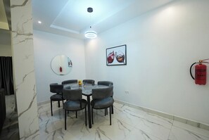 Apartemen Deluks, balkon, pemandangan kota | Ruang makan