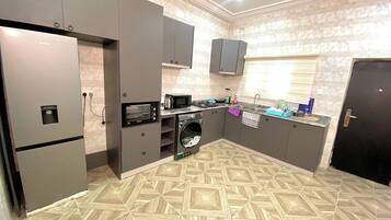 Deluxe Apartment, Balcony, City View | Private kitchen | Fridge, microwave, oven, stovetop