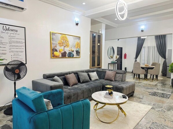 Deluxe Apartment, Balcony, City View | Living area