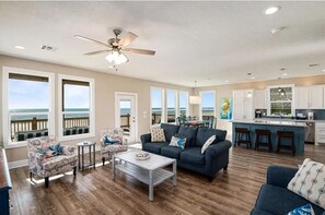 Smart TV, books, stereo - Beachfront | Hot Tub | Putt Putt | Fire Pit (Gilchrist)