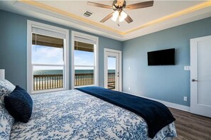 4 bedrooms, iron/ironing board, free WiFi, bed sheets - Beachfront | Hot Tub | Putt Putt | Fire Pit (Gilchrist)