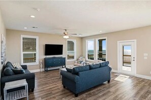 Smart TV, books, stereo - Beachfront | Hot Tub | Putt Putt | Fire Pit (Gilchrist)