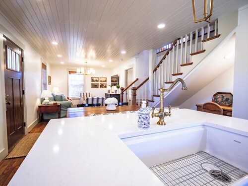 Charming 2-bedroom + Loft  cottage in Maryville Tennessee