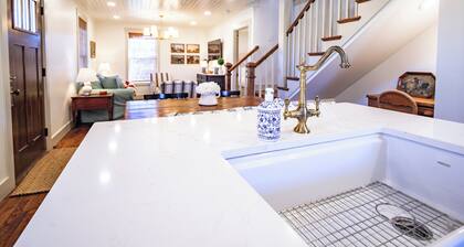 Charming 2-bedroom + Loft cottage in Maryville Tennessee