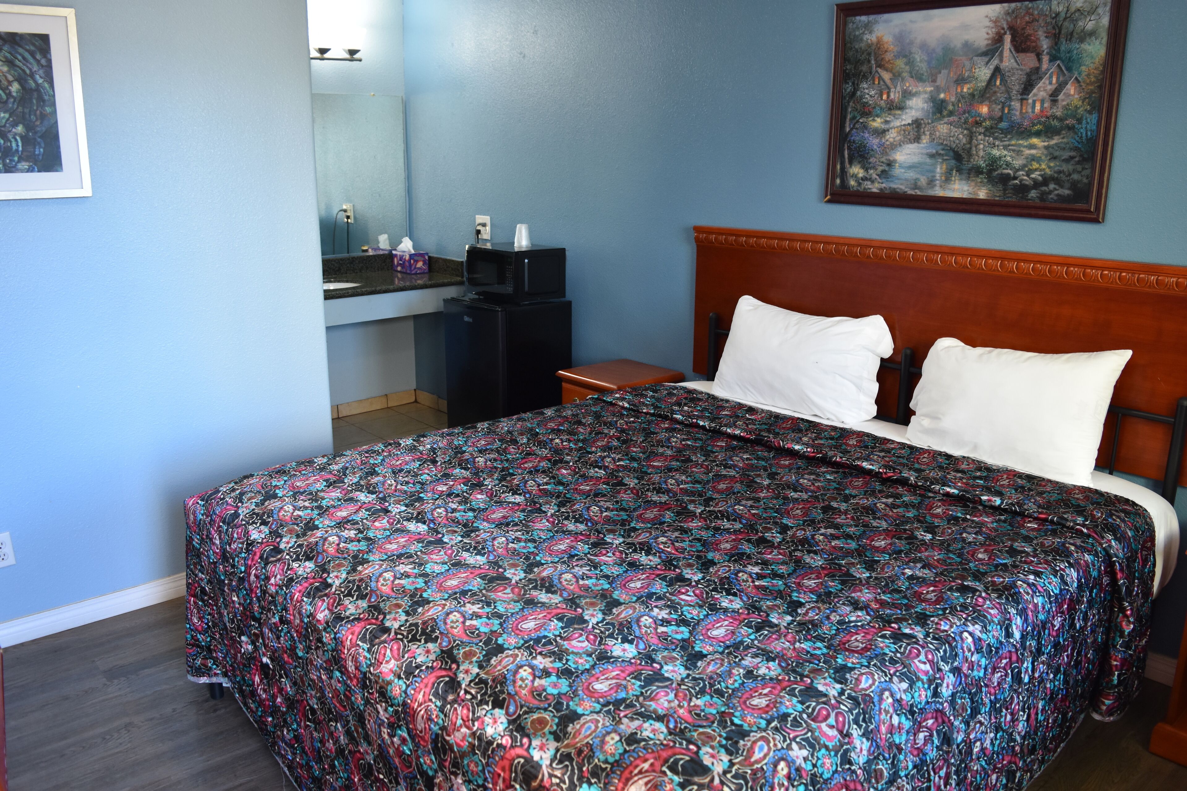 Room, 1 King Bed, Non Smoking | Desk, iron/ironing board, free WiFi, bed sheets