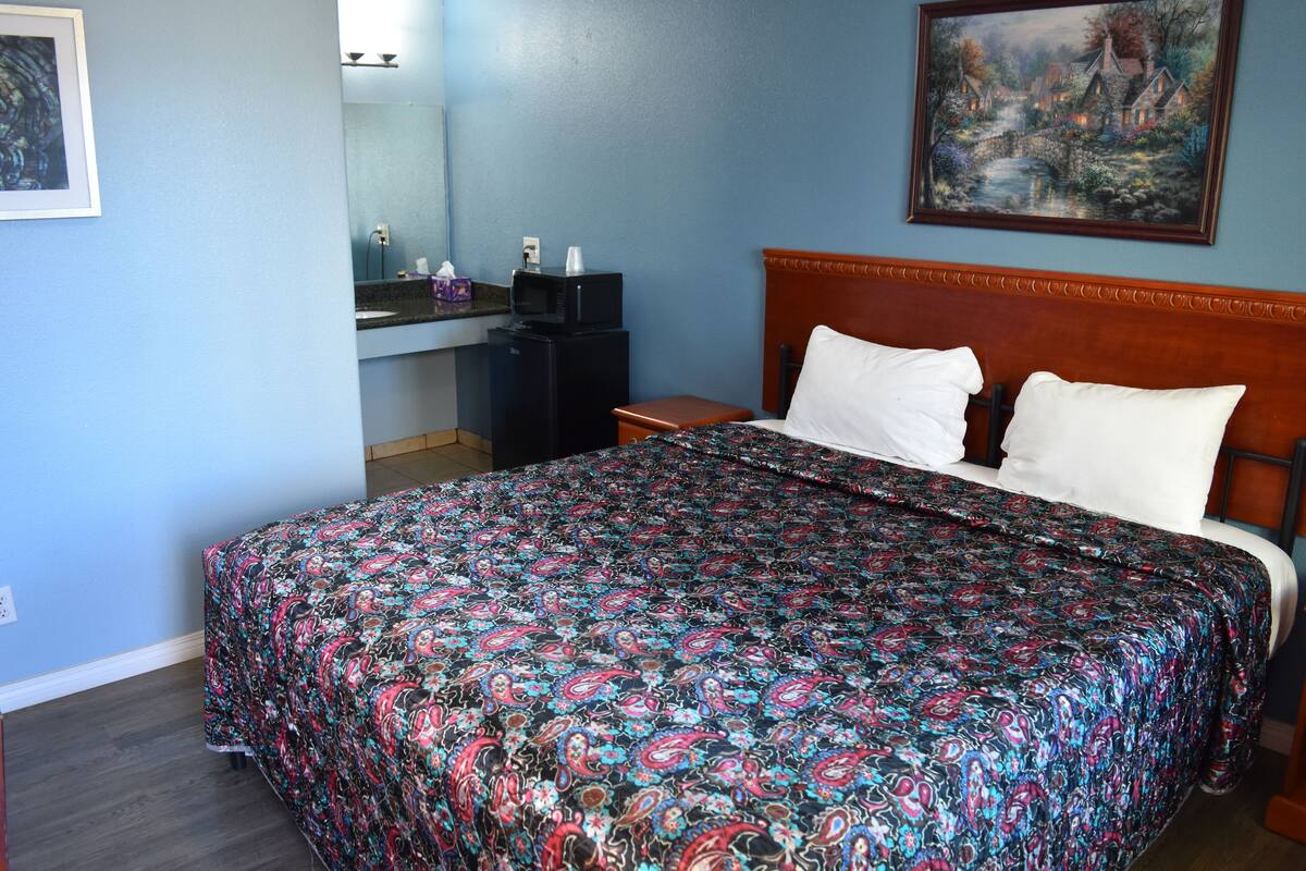 Room, 1 King Bed, Non Smoking | Desk, iron/ironing board (on request), free WiFi, bed sheets